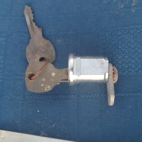 Cabinet Case Door Locks(3) &Lockout Pick - Picture 3 of 5